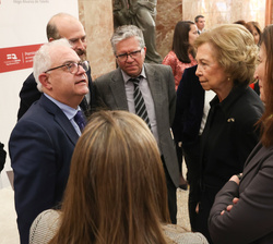 Su Majestad la Reina Doña Sofía conversa con los galardonados