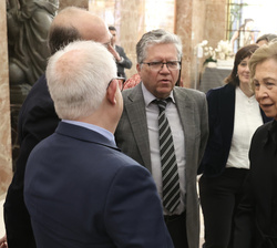 Su Majestad la Reina Doña Sofía conversa con los galardonados