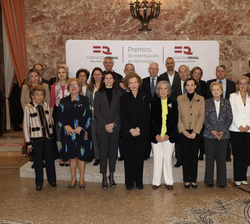 Fotografía de grupo de Su Majestad la Reina Doña Sofía con los miembros del Patronato de la Fundación Real Íñigo Álvarez de Toledo