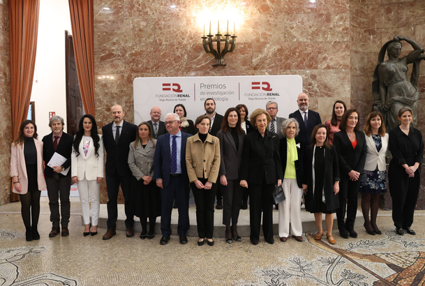 Fotografía de grupo de Su Majestad la Reina Doña Sofía con los premiados