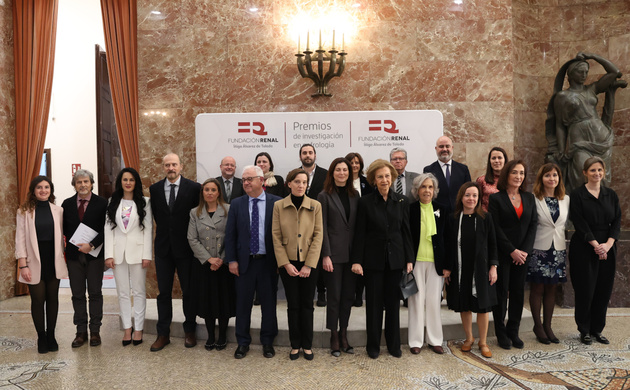 Fotografía de grupo de Su Majestad la Reina Doña Sofía con los premiados