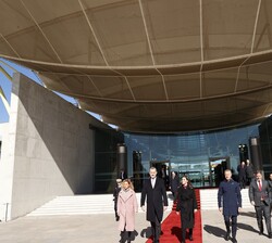 Sus Majestades los Reyes a su llegada al aeropuerto junto a las autoridades