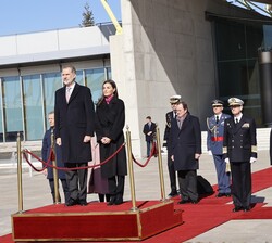 Sus Majestades los Reyes durante la interpretación del Himno Nacional