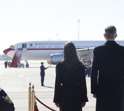 Don Felipe y Doña Letizia durante la Despedida Oficial antes de embarcar para el viaje de Estado a la República de Angola