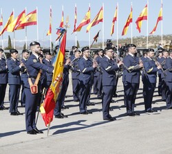 Su Majestad el Rey se despide de la Bandera