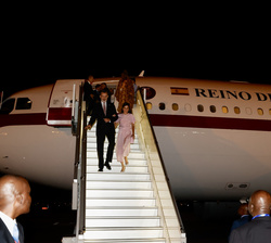 Sus Majestades los Reyes descienden del avión a su llegada a Luanda