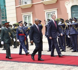 El Rey y el Presidente de la República de Angola, João Manuel Gonçalves Lourenço pasan revista a las tropas