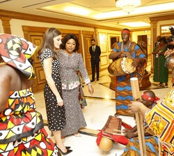Su Majestad la Reina y Su Excelencia la Primera Dama de la República de Angola con el grupo folk local
