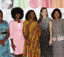La Reina y la Primera Dama junto a las mujeres líderes de la sociedad civil de Angola