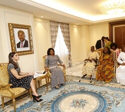 La Reina durante el encuentro con mujeres líderes de la sociedad civil de Angola sobre la educación como factor de empoderamiento