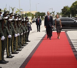 Los Reyes a su llegada al Memorial Agostinho Neto