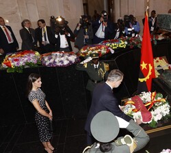 El Rey durante la ofrenda de una corona
