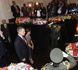 Los Reyes durante el homenaje al expresidente António Agostinho Neto