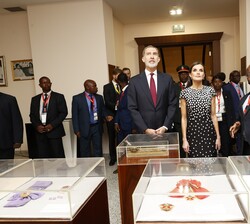 Los Reyes durante la visita al Memorial Agostinho Neto