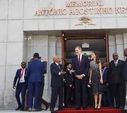 Don Felipe y Doña Letizia tras vistar el Memorial