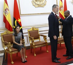 El Rey recibe la condecoración por parte del Presidente de la República de Angola