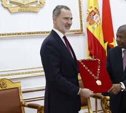 El Rey y el Presidente de la República de Angola con la condecoración del collar de la Orden de Agostinho Neto