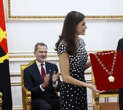 La Reina y el Presidente de la República de Angola con la condecoración del collar de la Orden de Agostinho Neto