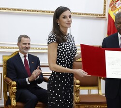 La Reina y el Presidente de la República de Angola con el decreto del collar de la Orden de Agostinho Neto