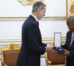 El Rey entrega al Presidente de la República de Angola, João Manuel Gonçalves Lourenço, el Collar de la Orden del Mérito Civil