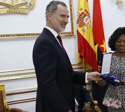 Don Felipe entrega a la Primera Dama, Ana Afonso Dias, la condecoración