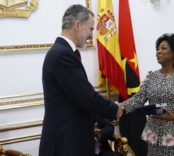 El Rey y la Primera Dama tras la enterga de la condecoración