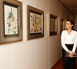 Recorrido de Don Felipe y Doña Letizia por la exposición “El Cántico del Sol y las Maravillas Acrostáticas” de Miró