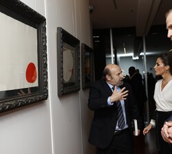 Don Felipe y Doña Letizia durante la visita a la exposición