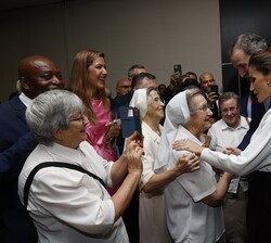 Encuentro de Sus Majestades los Reyes con la colectividad española residente en Angola