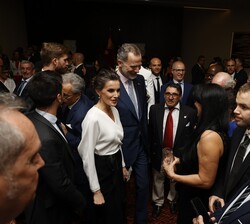 Don Felipe y Doña Letizia conversan con los invitados