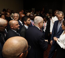 Los Reyes durante el encuentro con la colectividad española residente en Angola