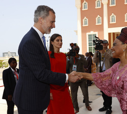 Sus Majestades los Reyes a su llegada a la Asamblea Nacional son recibidos por la presidenta de la Cámara, Carolina Cerqueira