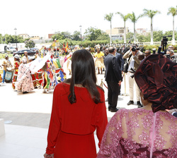 Sus Majestades los Reyes observan unos bailes regionales a su llegada a la Asamblea Nacional 