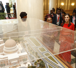 Sus Majestades los Reyes observan una maqueta de la Asamblea Nacional de Angola 