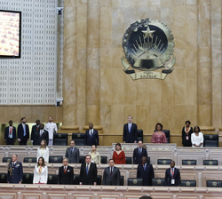 Su Majestad el Rey en la Asamblea Nacional de Angola durante la interpretación de los Himnos Nacionales