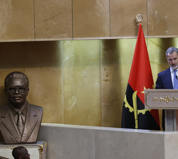Su Majestad el Rey durante su intervención ante la Asamblea Nacional de la República Angola