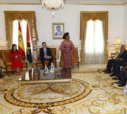 Sus Majestades los Reyes y la delegación angoleña durante el encuentro con la presidenta de la Asamblea Nacional de Angola, Carolina Cerqueira 