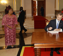 Su Majestad el Rey firma en el libro de honor de la Asamblea Nacional de Angola