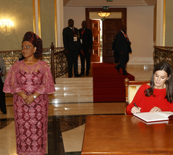 Su Majestad la Reina firma en el libro de honor de la Asamblea Nacional de Angola