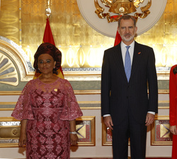 Sus Majestades los Reyes junto a la presidenta de la Asamblea Nacional de Angola