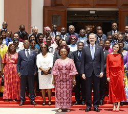Fotografía de grupo de Sus Majestades los Reyes con los parlamentarios de la Asamblea Nacional de Angola