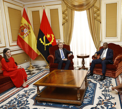 Sus Majestades los Reyes junto al Presidente de Angola y la Primera Dama durante la despedida oficial en el Palacio Presidencial