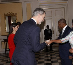 Sus Majestades los Reyes se despiden oficialmente del Presidente de Angola y la Primera Dama en el Palacio Presidencial