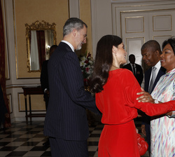 Sus Majestades los Reyes se despiden oficialmente del Presidente de Angola y la Primera Dama en el Palacio Presidencial