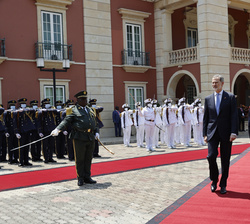 Sus Majestades los Reyes en la despedida oficial en el Palacio Presidencial