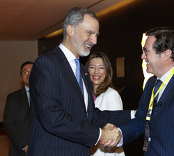 Su Majestad el Rey recibe el saludo del presidente de la CEOE a su llegada al encuentro empresarial España Angola