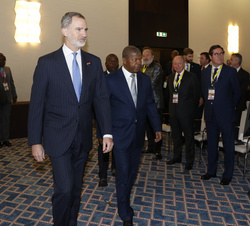 Su Majestad el Rey junto al Presidente de Angola a su llegada al encuentro empresarial España Angola