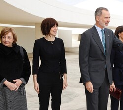 Los Reyes a su llegada al Centro Niemeyer en Avilés