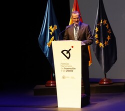 Don Felipe dirige unas palabras a los asistentes a la entrega de los Premios Nacionales de Innovación y de Diseño 2022