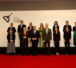 Los Reyes junto a los galardonados con los Premios Nacionales de Innovación y de Diseño 2022